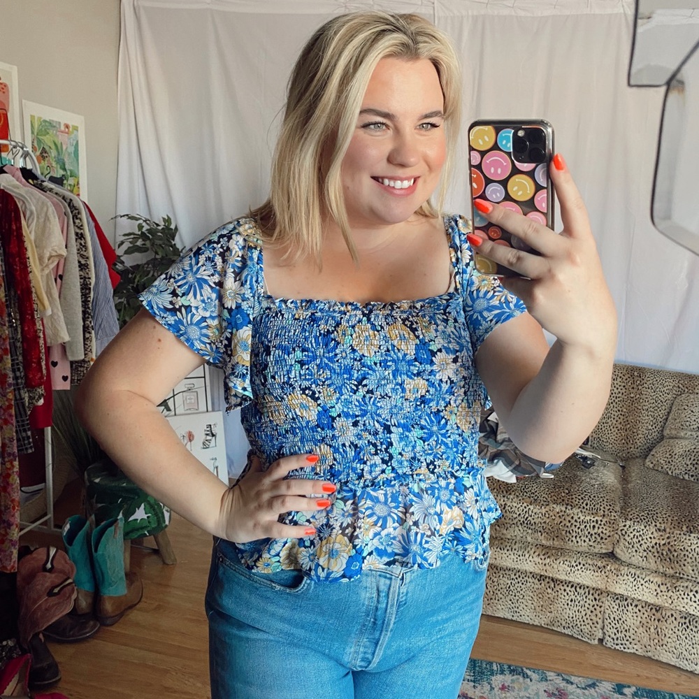 ASTR blue floral puff sleeve smocked fitted blouse